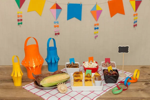 Brezilya Haziran partisini kutlamak için tipik tatlı ve lezzetli yiyeceklerle süslü, renkli ve neşeli bir masa. `Festa Junina`.