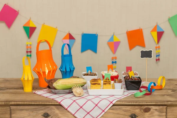Brezilya Haziran partisini kutlamak için tipik tatlı ve lezzetli yiyeceklerle süslü, renkli ve neşeli bir masa. `Festa Junina`.