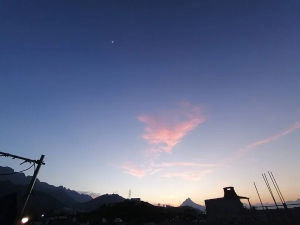 Nube Rosa Con Luna Atardecer — Fotografia de Stock