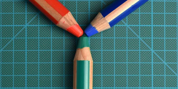 Rgb Kırmızı Yeşil Mavi Kesme Hasırında Renkli Kalemler — Stok fotoğraf