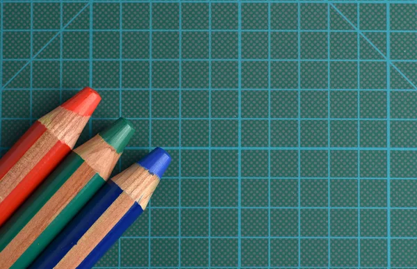 Rgb Kırmızı Yeşil Mavi Kesme Hasırında Renkli Kalemler — Stok fotoğraf