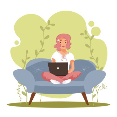 Kanepede dizüstü bilgisayarla oturan mutlu genç bir kadın. Çalışmak, çalışmak ya da dinlenmek. Çizgi film karakteri ile vektör illüstrasyonu.