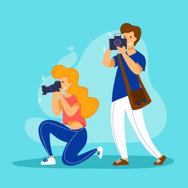Dost canlısı fotoğrafçı ekibi birlikte çalışır. Genç adam ve kadın dijital kameralarla fotoğraf çekiyorlar..