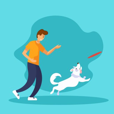 Komik köpek ve frizbi. Genç adam köpeğiyle oynuyor. Uçan diski yakalamak için atlayan köpek..