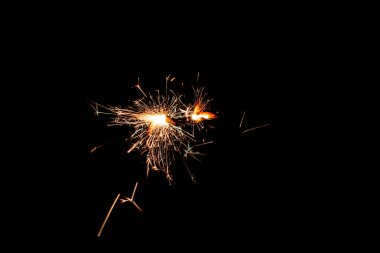 Siyah arkaplanda ateş kıvılcımları - Resim