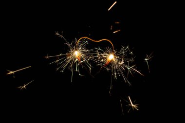 Siyah arkaplanda ateş kıvılcımları - Resim