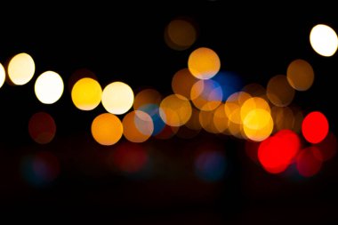 Şehirdeki ışıklar grafik tasarımı için arka planda bulanık.