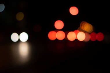 Siyah arkaplanda bokeh turuncu