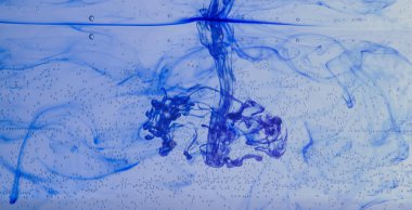 Mavi mürekkep suya döküldü. beyaz arkaplan