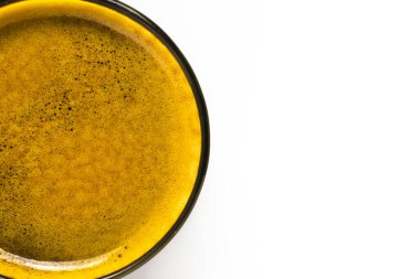 Beyaz arka planda bir fincan espresso.