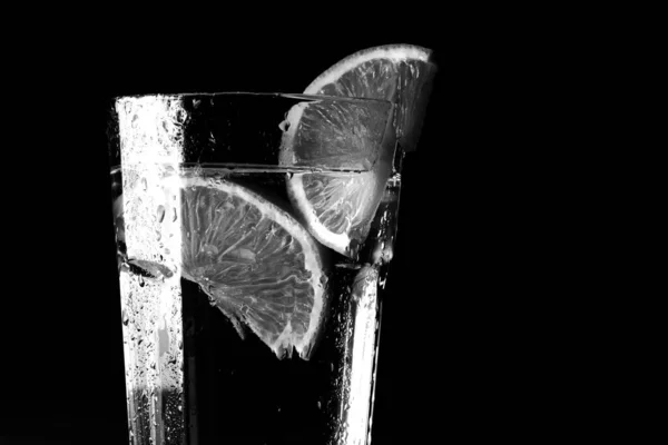 Ποτήρι Νερό Και Λεμόνι Μαύρο Φόντο — Φωτογραφία Αρχείου