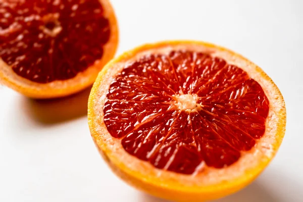 Rosa Reife Grapefruitscheibe Auf Weißem Hintergrund — Stockfoto