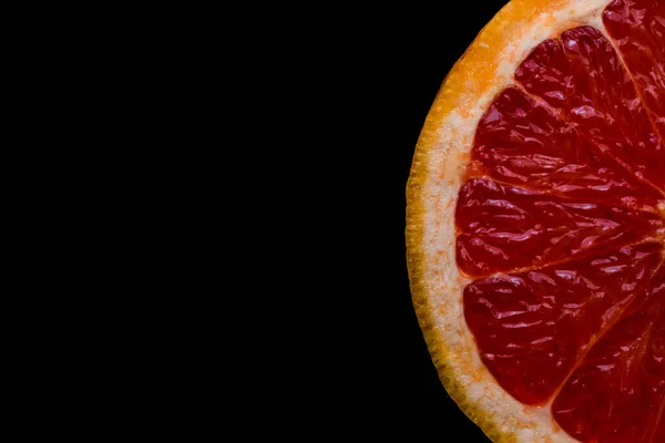 Rote Grapefruit Auf Schwarzem Hintergrund — Stockfoto