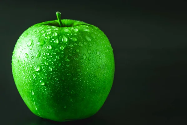 Wet Green Apple Black Background — Stock Photo, Image