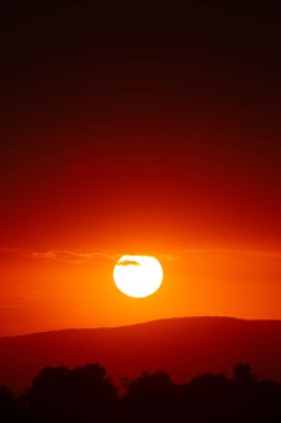 Bulutların üzerinde dramatik bir ışıkla gün batımı..