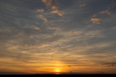 Bulutlu ve güneşli gökyüzü