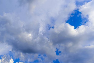 Uçsuz bucaksız mavi gökyüzü ve bulutlar