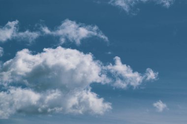 Uçsuz bucaksız mavi gökyüzü ve bulutlar