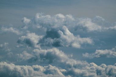 Uçsuz bucaksız mavi gökyüzü ve bulutlar