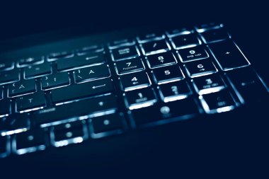 Dizüstü bilgisayarın klavye aydınlatması, arka plan klavye