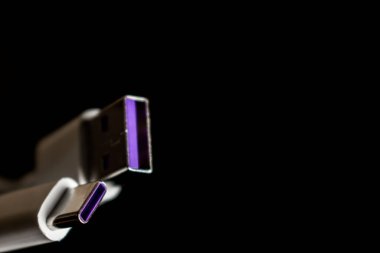 USB kablosuna yakın çekim. Siyah arkaplanda izole