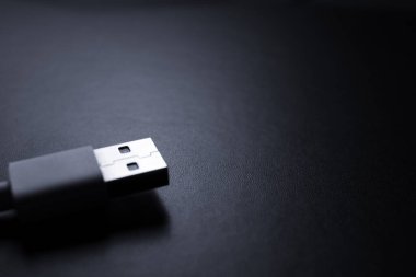 USB kablosuna yakın çekim. Siyah arkaplanda izole