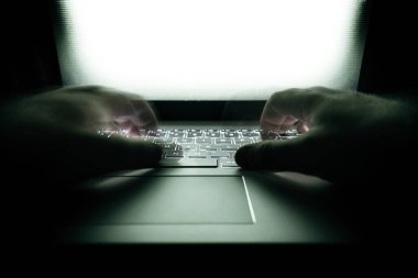 Hacker dizüstü bilgisayar kullanıyor. Bilgisayar ekranında bir sürü rakam var.