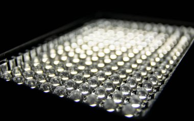 LED lambaların duvarı soğuk mavi