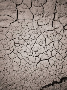 Kuru çatlamış toprak dokusu. Çöl arka planı. Küresel su sıkıntısı. Sıcak iklim ve kuraklığın sembolü olarak kahverengi topraklardaki derin çatlaklar.