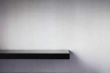 Ahşap duvar arkaplan dokusunda beyaz raf