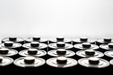 Kullanılmış alkalin pil yığınını kapatın. AA pillerinin renkli satırlarını kapat enerji soyut arkaplanı renkli pillerin.