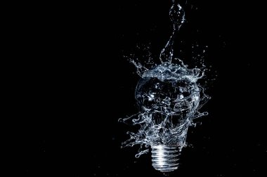 İzole edilmiş Led Light Water Siyah arkaplanda sıçrama.