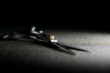 profesyonel makas siyah arkaplanda