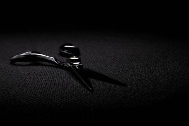 profesyonel makas siyah arkaplanda