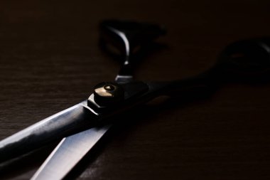 profesyonel makas siyah arkaplanda