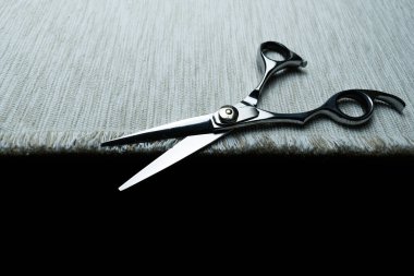 Şık Profesyonel Berber Makas; Kuaför salonu konsepti; Saç kesimi aksesuarları.