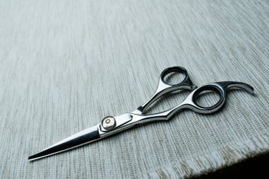 Şık Profesyonel Berber Makas; Kuaför salonu konsepti; Saç kesimi aksesuarları.