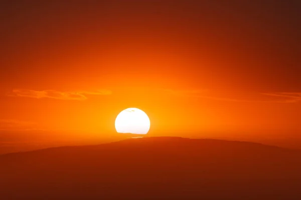 Vacker Solnedgång Himmel Över Moln Med Dramatiskt Ljus — Stockfoto