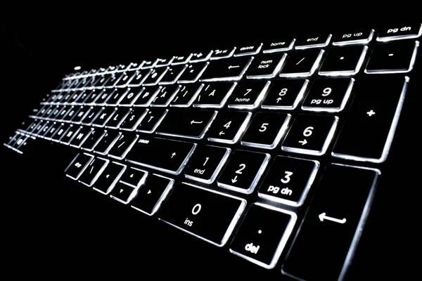 ノートパソコンのキーボードの照明 バックライト付きキーボードの閉鎖 — ストック写真