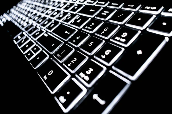 ノートパソコンのキーボードの照明 バックライト付きキーボードの閉鎖 — ストック写真
