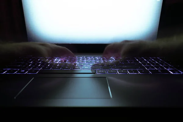 Hacker Usando Laptop Muitos Dígitos Tela Computador — Fotografia de Stock