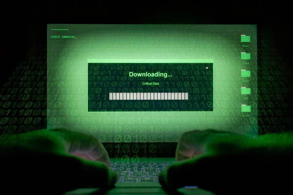 Hacker dizüstü bilgisayar kullanıyor. Bilgisayar ekranında bir sürü rakam var.