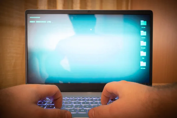 Hacker Dizüstü Bilgisayar Kullanıyor Bilgisayar Ekranında Bir Sürü Rakam Var — Stok fotoğraf