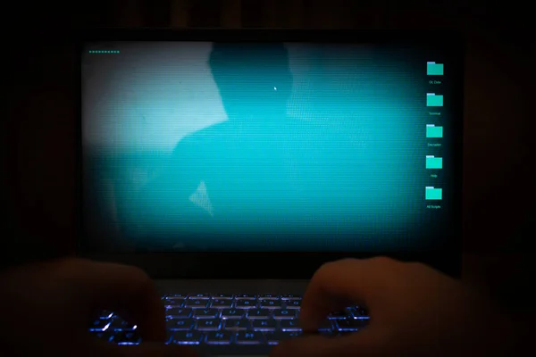 ノートパソコンを使うハッカー コンピュータ画面上の数字の多く — ストック写真