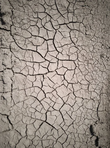 干裂泥土的结构 沙漠背景 全球缺水问题 褐色土地上的深深裂缝象征着炎热的气候和干旱 — 图库照片