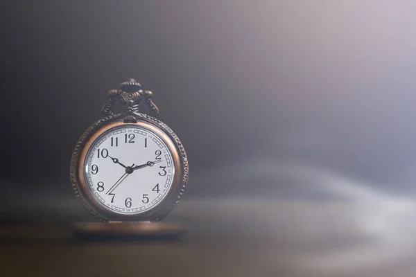 Alte Taschenuhr Auf Dunklem Hintergrund — Stockfoto