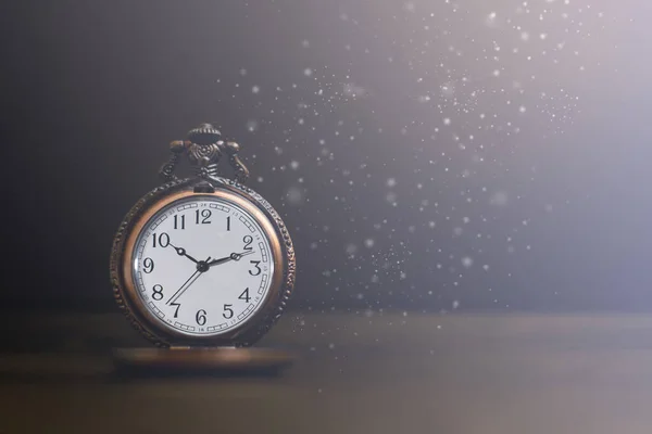 Viejo Reloj Bolsillo Sobre Fondo Oscuro — Foto de Stock