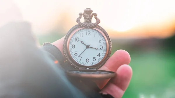 Eine Alte Taschenuhr Der Hand — Stockfoto