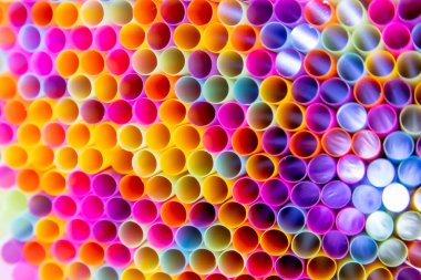 Birçok renkli pipet arkaplanına yakın