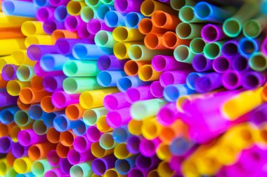 Birçok renkli pipet arkaplanına yakın
